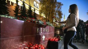 Människor i Kertj har lagt blommor och ljus vid stadens minnesmärke för andra världskrigets offer för att hedra offren för skolskjutningen. Människor i Kertj har lagt blommor och ljus vid stadens minnesmärke för andra världskrigets offer för att hedra offren för skolskjutningen.