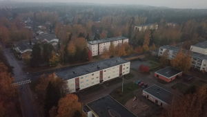 Två av hyreshusen vid Halmstadsgatan i Hangö. Två av höghusen som tillhör Hangö Hyreshus Ab, på Halmstadsgatan i Hangö.