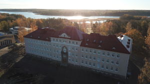 Det nya stadshuset är en stor och maffig byggnad. Raseborgs stadshus fotat från luften.
