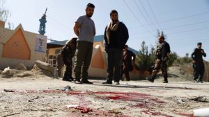 Blodspår efter en granatexplosion utanför en vallokal i centrum av Kabul på lördagen. Blodspår efter en granatexplosion utanför en vallokal i centrum av Kabul på lördagen.