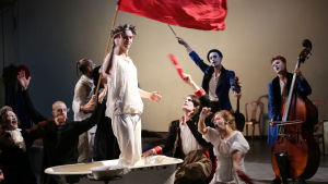 Låt fanorna vaja! Carl Alm som Marat, omgiven av de övriga internerna på Charenton. Foto från Marat/Sade på Universum.