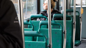Ett av råden som kampanjen ger är att ta ögonkontakt med offret. Rader med sittplatser på en spårvagn.
