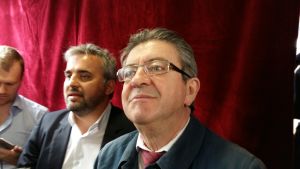 Populäre vänsterledaren Jean-Luc Mélenchon har hotat journalister på public service-kanalen France Info. En äldre glasögonprydd man tittar snett uppåt.