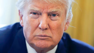 Ulkolinja: Taistelu Valkoisessa talossa. Uunituore amerikkalaisdokumentti taustoittaa Donald Trumpin ja hänen lähipiirinsä Venäjän kytköksiin liittyviä tutkimuksia.