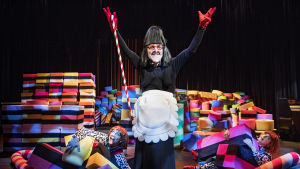 Hemma hos häxan Hedwig. På bilden Marcus Groth, liggande Riko Eklundh och Anna Hultin. Marcus Groth som häxan Hedwig i Hans och Greta på Svenska Teatern.