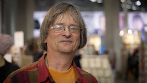 Inget hindrar poeter från att skriva på vers idag men det blir mer som en lek med formen, säger litteraturvetare Trygve Söderling. Trygve Söderling.