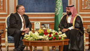 USA:s utrikesminister Mike Pompeo mötte Saudiarabiens kronprins Mohammed bin Salman under sitt besök i Riyadh i mitten av oktober. Kronprins Mohammed misstänks stå bakom mordet på Khashoggi. USA:s utrikesminister Mike Pompeo mötte Saudiarabiens kronprins Mohammed bin Salman under sitt besök i Riyadh i mitten av oktober. Kronprins Mohammed misstänks stå bakom mordet på Khashoggi.