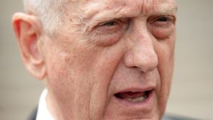 USA:s utrikesminister Jim Mattis den 7 augusti när han talade till journalister utanför USA:s försvarshögkvarter Pentagon. USA:s utrikesminister Jim Mattis den 7 augusti när han talade till journalister utanför USA:s försvarshögkvarter Pentagon.