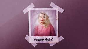 My Tengström vill ha sin fakta inbakad i underhållning. En polaroidbild fasttejpad på en rosa bakgrund. Bilden föreställer en kvinna med blont lockigt hår. Nere på bilden står det "Imperfekt".