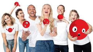Nenäpäivä 2018. Nenäpäivän juontajia punaiset emojipallot käsissään