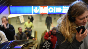 Allt fler köper sin kollektivbiljett med mobilappen. Till exempel i augusti 2018 såldes 2,3 miljoner mobilbiljetter i Helsingforsregionen. metro