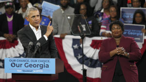Barack Obama hör till de flitigaste demokratiska profilerna som har deltagit i valarbetet. I Georgia försökte han hjälpa demokratiska guvernörskandidaten Stacey Abrams vid ett valmöte i Atlanta. USA:s före detta president på valmöte i Georgia.