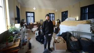 Kyrksalen använde de som vardagsrum när de bodde i huset under sommaren, nu just är det förråd. Karl Granberg i kyrksalen i bönehuset.