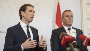 Österrikes förbundskansler Sebastian Kurz (till vänster) och försvarsminister Mario Kunasek höll en preskonferens om det misstänkta spioneriet på fredagen. Österrikes förbundskansler Sebastian Kurz (till vänster) och försvarsminister Mario Kunasek höll en preskonferens om det misstänkta spioneriet på fredagen.