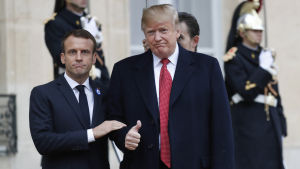 Frankrikes president Emmanuel Macron hälsade USA:s president Donald Trump välkommen vid Élyséepalatset på lördag förmiddag.