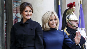 Frankrikes första dam Brigitte Macron och hennes amerikanska kollega Melania Trump utanför Élyséepalatset på lördagen.