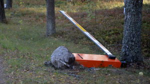 Bommen vid porten till fastigheten i ändan av Ybbersnäsvägen ligger på marken. Bommen vid porten till fastigheten i ändan av Ybbersnäsvägen ligger på marken.