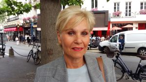 Miljörörelserna är början på något mycket stort, säger Benedicte Berner Eyde, lärare på en av elitskolorna där många toppstudenter skrivit under uppropet. En blond kvinna på en trottoar.