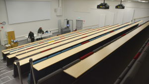 I auditoriet kan hela kommunen hålla möten och seminarier. Auditorium i civiltjänstcentralen i Lappträsk.