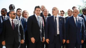 Italiens premiärminister Giuseppe Conte har samlat Libyens rivaliserande ledare till ett möte i Palermo den 12 och 13 november. Italiens prioritet i frågan handlar långt om att stoppa flyktingar som tagit sig till Libyen från att komma över Medelhavet. Libyen har varit kaotiskt sedan diktatorn Muammar Gaddafi störtades 2011. Italiens premiärminister Giuseppe Conte är värd för mötet om Libyen i Palermo