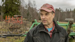 "Det finns försök som säger att om marken är i bra skick så läcker den inte heller näring." Magnus Selenius arbetar enligt devisen att en välmående åker också är en miljövänligt åker. Luomuviljelijä Magnus Selenius