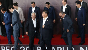 I förgrunden Chiles president Sebastián Piñera, Kinas president Xi Jinping och Papua Nya Guineas premiärminister Peter O'Neill efter den avlutande fotosessionen på söndagen. I förgrunden Chiles president Sebastián Piñera, Kinas president Xi Jinping och Papua Nya Guineas premiärminister Peter O'Neill efter den avlutande fotosessionen på söndagen.