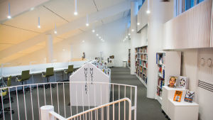 Här kan man läsa, studera eller arbeta ostört. Läsesalen och musikavdelningen i Sibbo huvudbibliotek