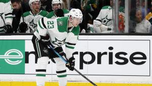 Esa Lindell kommer att få en rejäl löneförhöjning. Esa Lindell är en modern och mångsidig back.