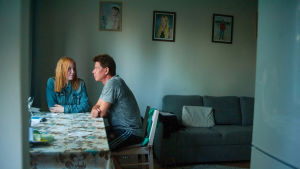 Docstop: Jatkoajalla. Dokumenttielokuva Jatkoajalla on lämminhenkinen henkilökuvaus, joka antaa äänen entisille rikollisille ja asunnottomille henkilöille.