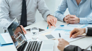 Aningen fler arbetstagare upplever att jobbet känns mindre meningsfullt. Personer som sitter i ett möte.
