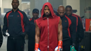 Rött är det nya svarta. Det tycker även Adonis (Michael B. Jordan). Creed på väg mot matchen med sitt team.