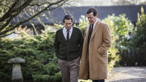 Jeremy Thorpe (Hugh Grant) ja ystävänsä, parlamenttiedustaja Peter Bessell (Alex Jennings). Tosipohjainen minisarja kertoo Britanniaa 1960-luvulla järkyttäneestä tapauksesta, jossa eturivin poliitikko joutui oikeuteen seksikumppaninsa murhayrityksestä.