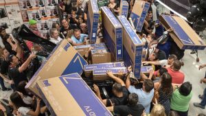 Brasilianska konsumenter i Sao Paulo jagar efter televisionsapparater under Black Friday Brasilianska konsumenter i Sao Paulo jagar efter televisionsapparater under Black Friday