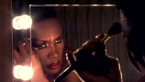 Grace Jones meikkaa takahuoneessa. Kuva dokumenttielokuvasta Grace Jones: Bloodlight and Bami.