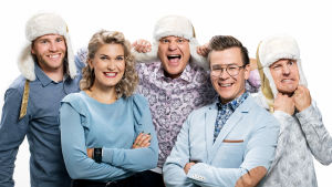 Uusi urheiluohjelma Urheilustudio alkaa. Juontajina Laura Arffman (edessä vas.) ja Riku Salminen (edessä oik.), asiantuntijoina Mika Poutala (vas.), Kalle Palander ja Sami Jauhojärvi. Mika Poutala, Laura Arffman, Kalle Palander, Riku Salminen ja Sami Jauhojärvi iloisissa ja hassuttelevissa tunnelmissa karvalakit päässään.
