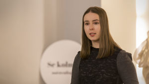 Elisa Gebhard är arg för att det är så svårt för misshandlade kvinnor att få hjälp. Elisa Gebhard "Se kolmas"- osallistavan taidekampanjan lehdistötilaisuudessa
