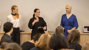 Minna Tervamäki, Anne-Mari Pahkala och Johanna Storck Anne-Mari Pahkala "Se kolmas"- osallistavan taidekampanjan lehdistötilaisuudessa