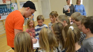 Buu-turnén är viktig både för barn och för de som gör barnprogram. Buu-klubbsledaren Jonathan Granbacka får skriva autograf åt sina fans på Buu-turnén.