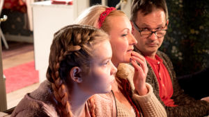 Netta (Lotta-Maria Heinonen), Maria (Mari Perankoski) ja Rolle (Robin Svartström). Aikuisen naisen joulukalenteri on komedia aikuisen naisen mielen, sielun ja kehon tilasta joulukuun ensimmäisestä päivästä jouluaattoon saakka.