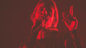 Møn keikka herätti uuden albumin eloon. Pop-laulaja Mø keikalla lähikuvassa.