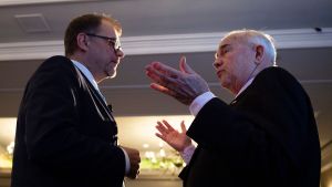 Statsminister Sipilä talade också med USA:s Finlandsambassadör Bob Pence vid The Economic Club i Washington på måndagen. Statsminister Sipilä talade också med USA:s Finlandsambassadör Bob Pence vid The Economic Club i Washington på måndagen.