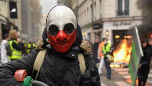 Tusentals människor har hittat till gräsrotsrörelsen via grupper på nätet och sociala medier. De gula västarna, demonstration i Paris november 2018