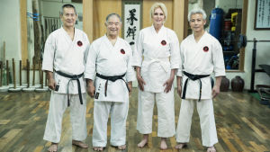 Joanna Lumley pääsee tapaamaan karatelegendan Morio Higaonnan (toinen vas.) hänen salillaan Okinawassa. Brittiläinen tähtinäyttelijä Joanna Lumley tekee lumoavan junamatkan Japaniin.