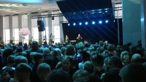 Fyror på årets bal. Fjärdeklassare på självständighetsbal i Finlandiahuset i Helsingfors.