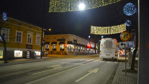 Den här bussens förare verkar också strunta i trafikljusen på Mannerheimgatan i Borgå. bussen kör mot rött ljus