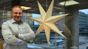 Alla vill inte fira jul. Då kan man se julhelgen som en skön paus från vardagen och unna sig något extra, säger Max Jansson. Max Jansson, vd för Visit Vasa står bredvid en julstjärna på sitt kontor i Vasa centrum.