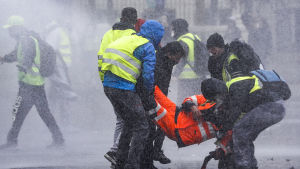 Protesterna som började den 17 november, har krävt två dödsoffer medan hundratals har skadats Protesterna som började den 17 november har krävt två dödsoffer medan hundratals har skadats