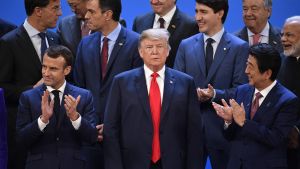 Applåder vid G20-mötets slut i Buenos Aires. Gruppfoto: Alla G20-ledare applåderar, utom Donald Trump i mitten