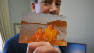 Oker-Blom och hans pappa på väg till sommarstugan. Pappan gick bort för sju år sedan. didde visar ett foto från barndomen