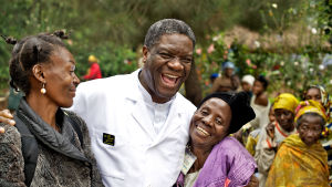 Thierry Michelin ja Colette Braeckmanin palkittu dokumentti Raiskattujen parantaja kertoo Nobel-palkitusta lääkäristä Denis Mukwegestä. 